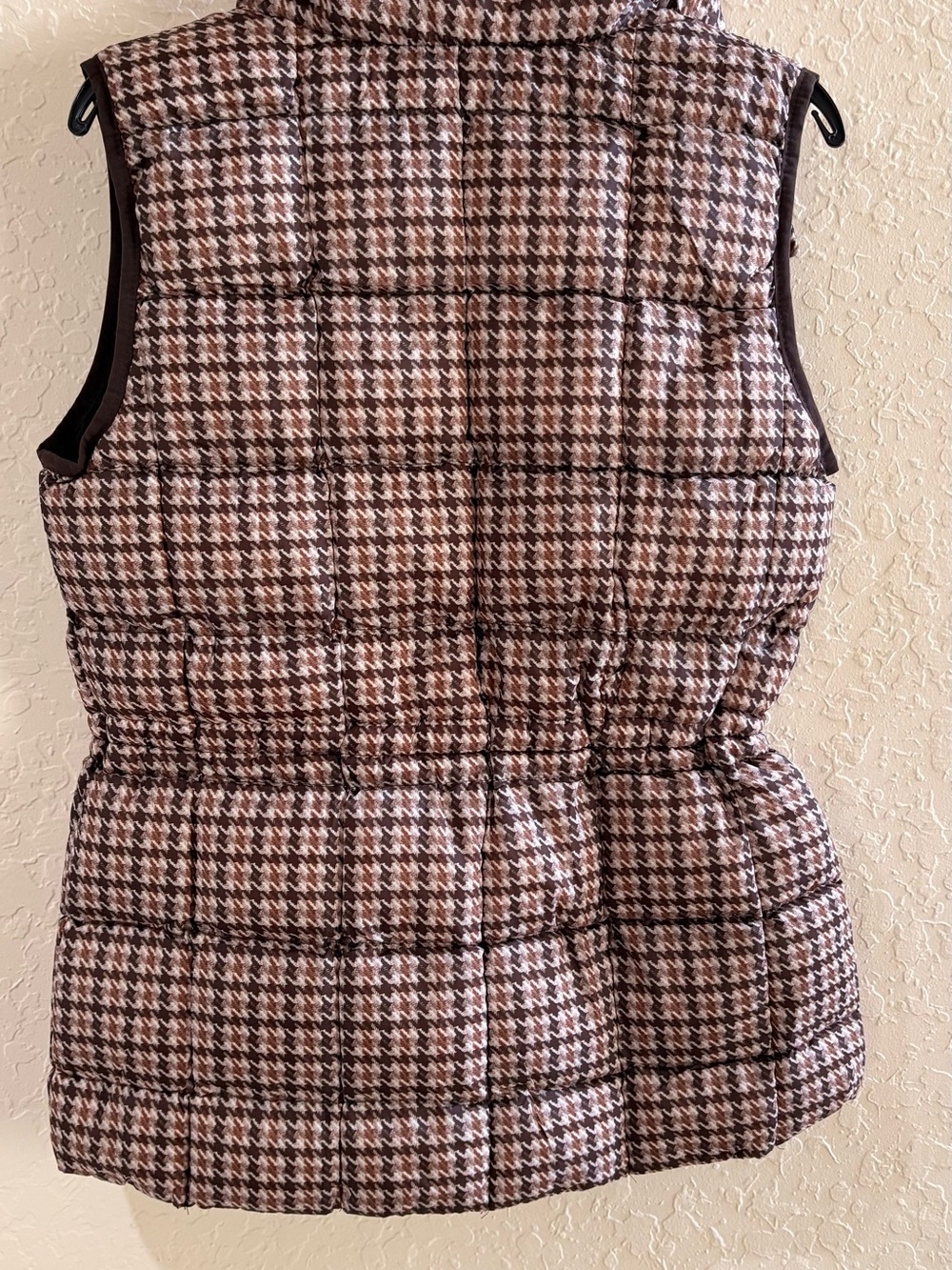 Bernardo Brown & Cream Houndstooth Quilted Vest - Picture 10 of 11